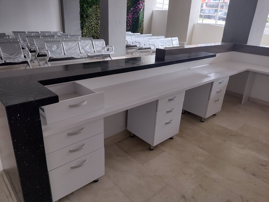 Mesón de atención con cajoneras en PVC – Recepción CECAD