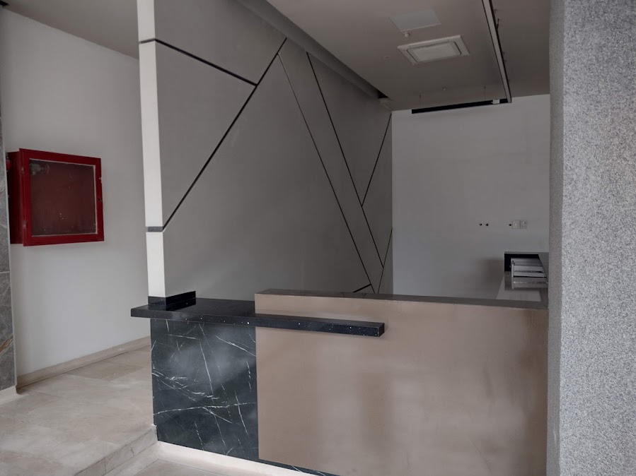 Recepción con mesón y revestimiento de pared en PVC – Recepción CECAD