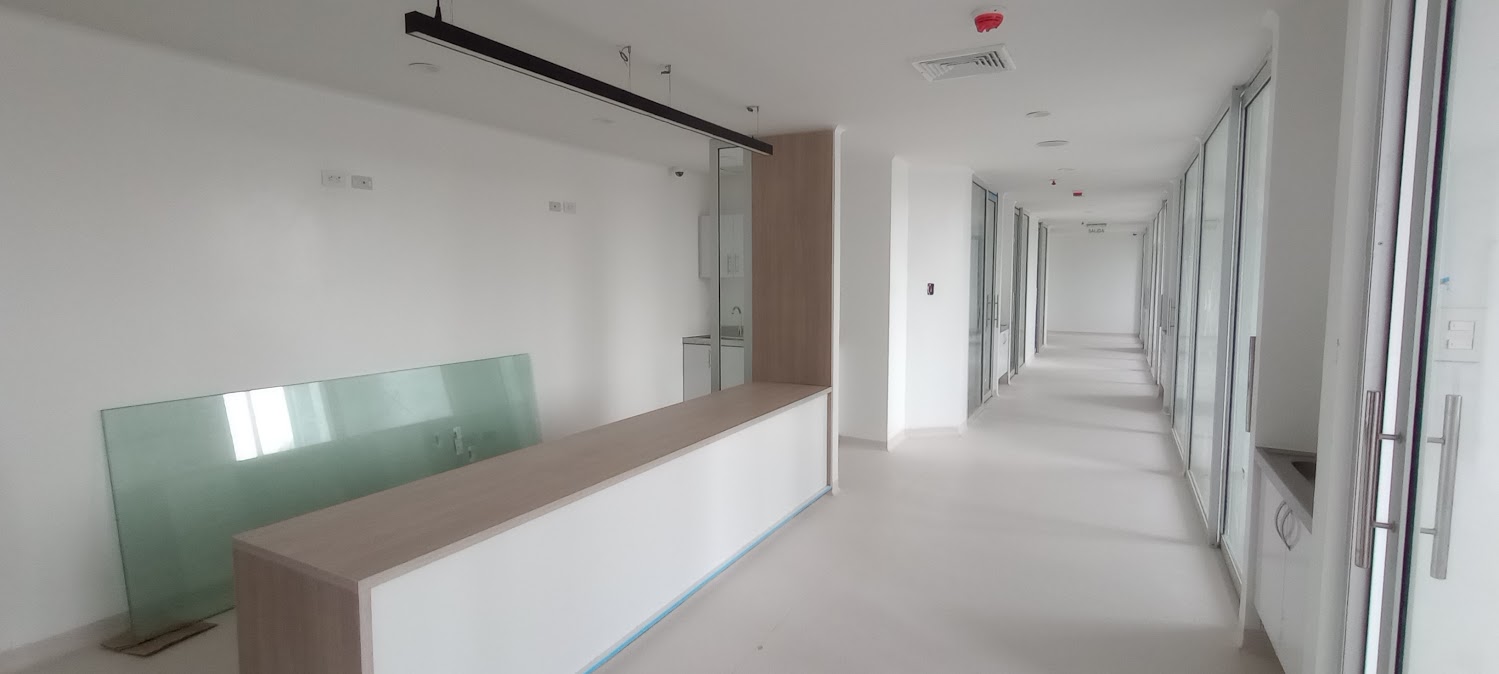 Mobiliario clínico y de laboratorio con acabados en PVC – Clínica San Martín – Hospitalización y UCI
