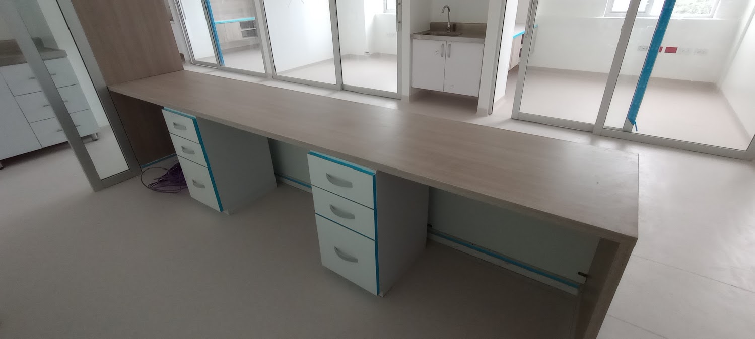 Mobiliario clínico y de laboratorio con acabados en PVC – Clínica San Martín – Hospitalización y UCI
