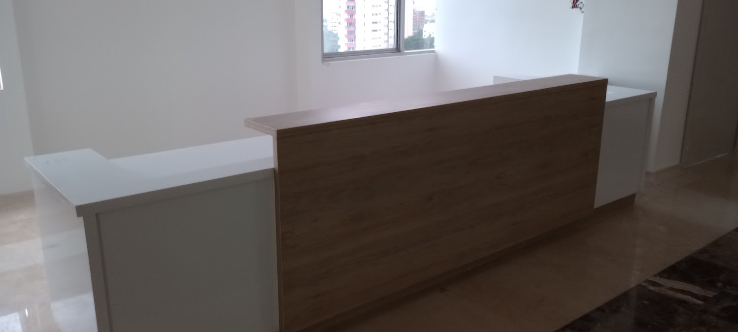 Mobiliario clínico y de laboratorio con acabados en PVC – Clínica San Martín – Hospitalización y UCI