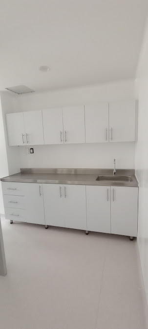 Mueble con lavamanos y gabinetes en PVC en unidad de cuidados intensivos – Clínica San Martín – Hospitalización y UCI