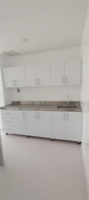 Mueble con lavamanos y gabinetes en PVC en unidad de cuidados intensivos – Clínica San Martín – Hospitalización y UCI