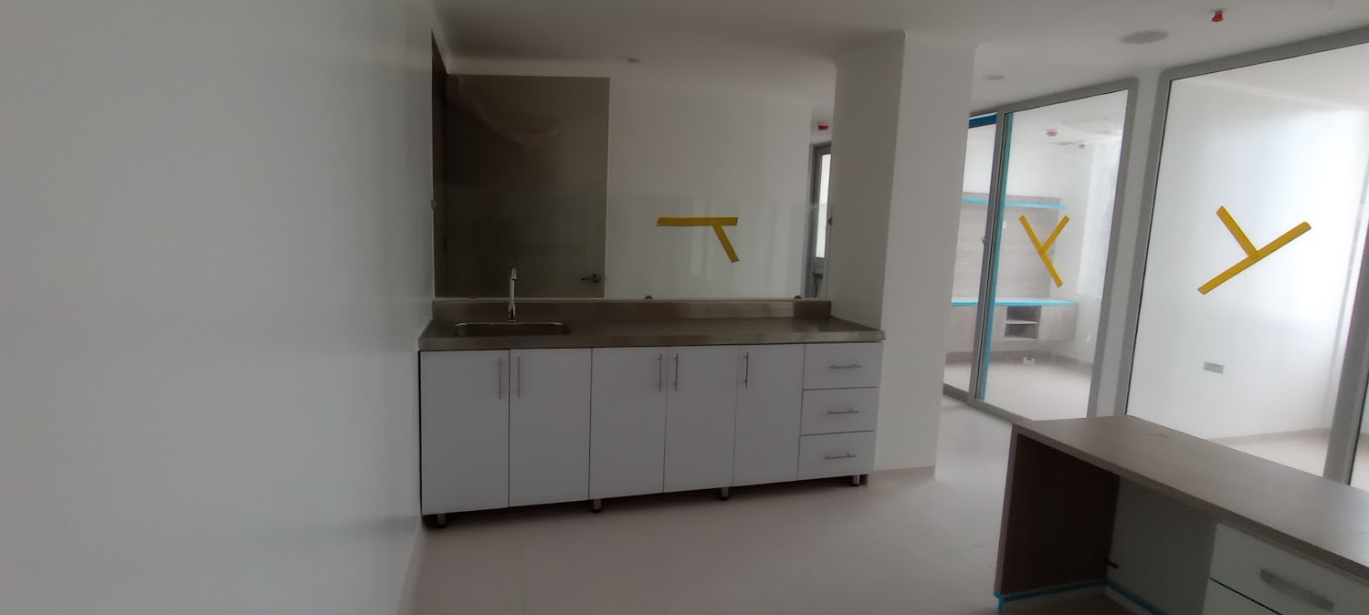 Mueble con lavamanos y gabinetes en PVC en unidad de cuidados intensivos – Clínica San Martín – Hospitalización y UCI