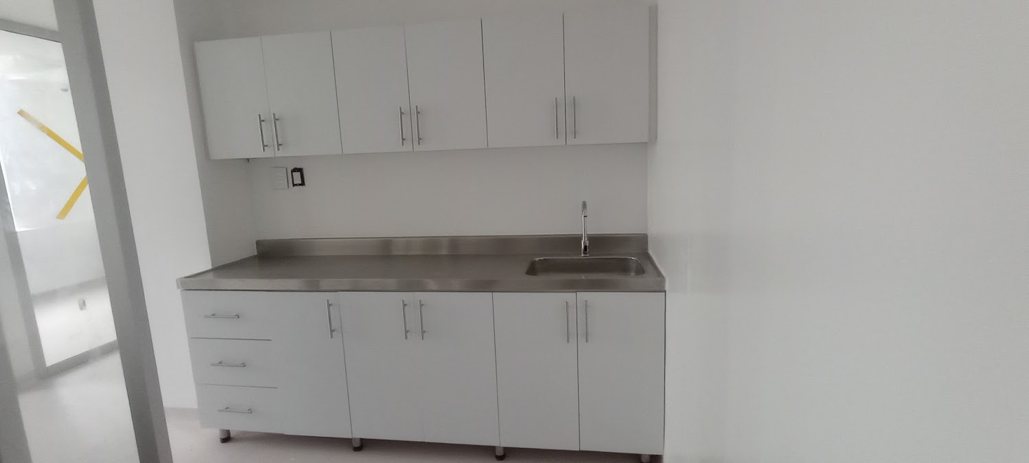 Mobiliario clínico y de laboratorio con acabados en PVC – Clínica San Martín – Hospitalización y UCI
