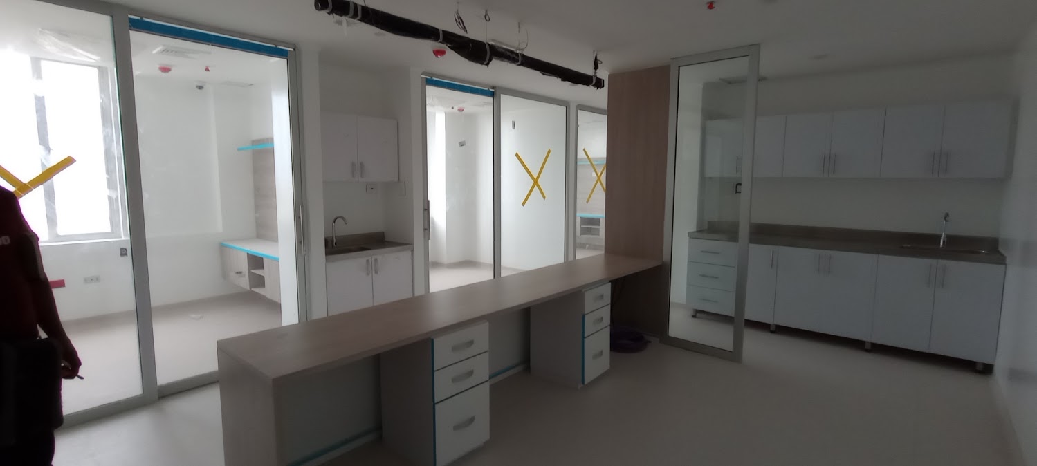 Mobiliario clínico y de laboratorio con acabados en PVC – Clínica San Martín – Hospitalización y UCI