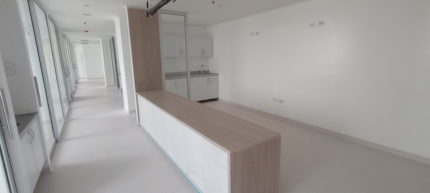 Mobiliario clínico y de laboratorio con acabados en PVC – Clínica San Martín – Hospitalización y UCI