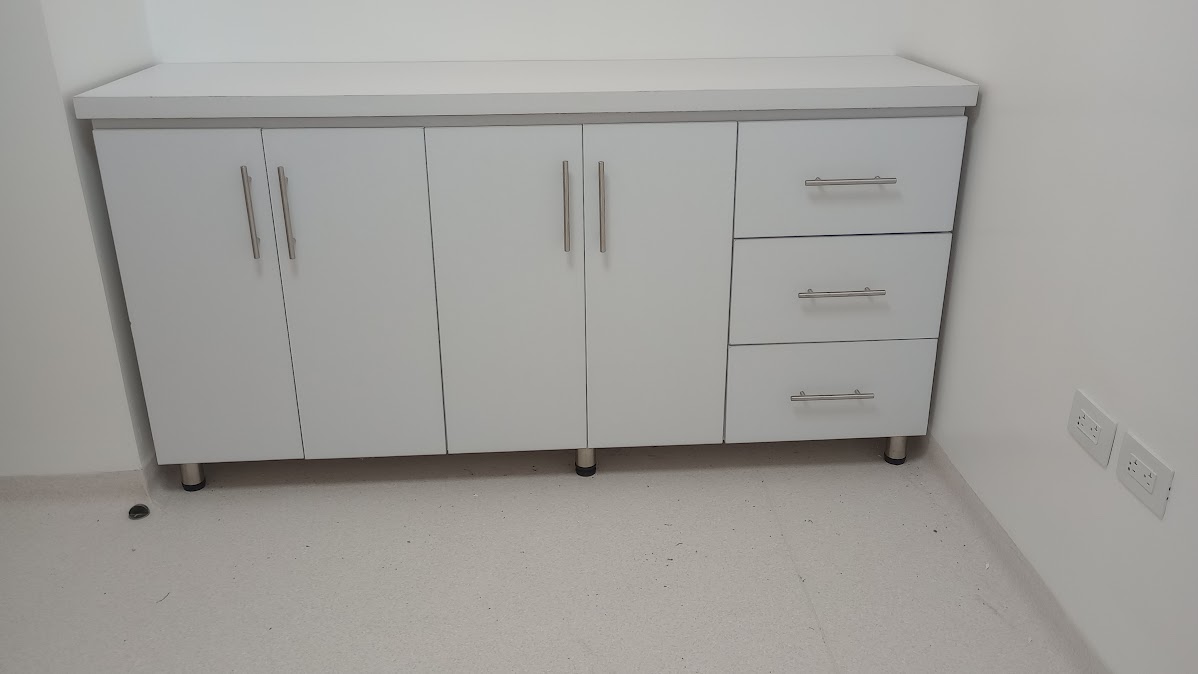 Mueble con cajones y gabinetes en PVC para hospitalización – Clínica San Martín – Hospitalización y UCI