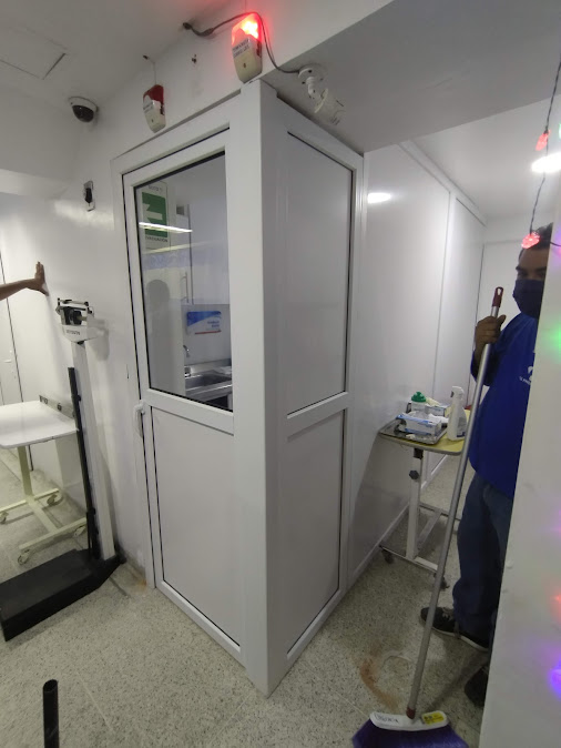 Puerta en PVC con vidrio en área de urgencias – Clínica Santa María – Urgencias