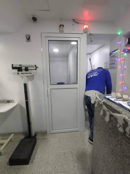 Puerta en PVC con vidrio en área de urgencias – Clínica Santa María – Urgencias
