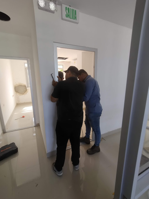 Instaladores montando marco de puerta en PVC – Laboratorio de Audiometría – Universidad de Sucre