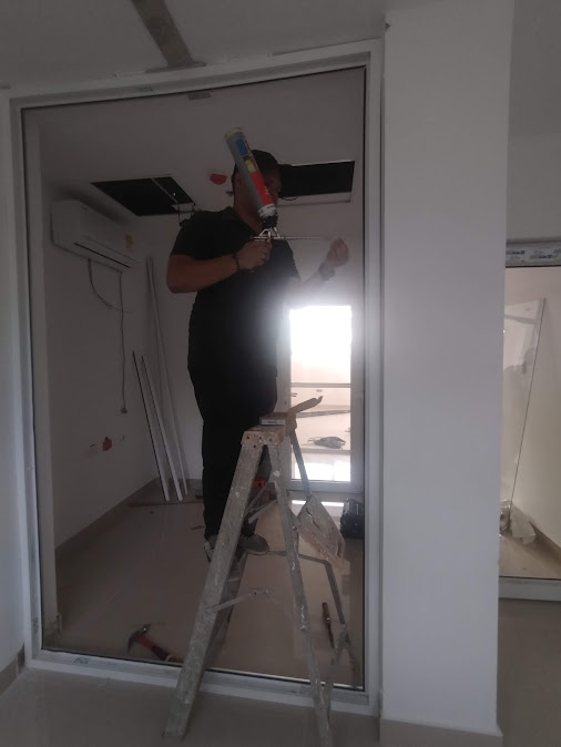 Instaladores montando marco de puerta en PVC – Laboratorio de Audiometría – Universidad de Sucre