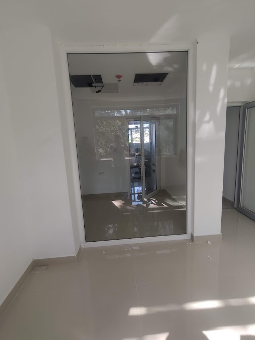 Puerta en PVC con vidrio para área clínica – Laboratorio de Audiometría – Universidad de Sucre
