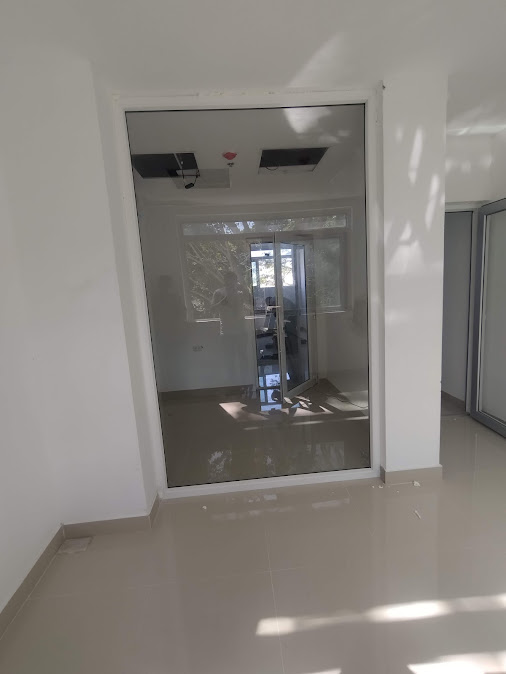 Puerta acústica en PVC con vidrio en laboratorio de audiometría – Laboratorio de Audiometría – Universidad de Sucre