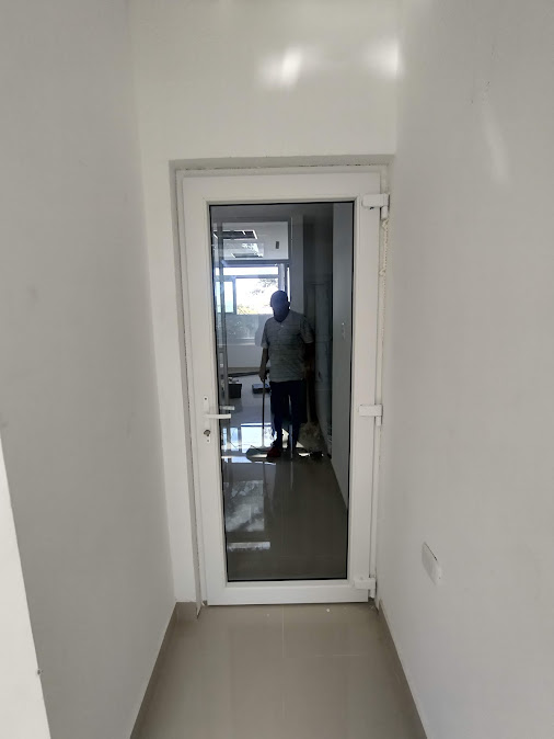 Puerta en PVC con vidrio para área clínica – Laboratorio de Audiometría – Universidad de Sucre
