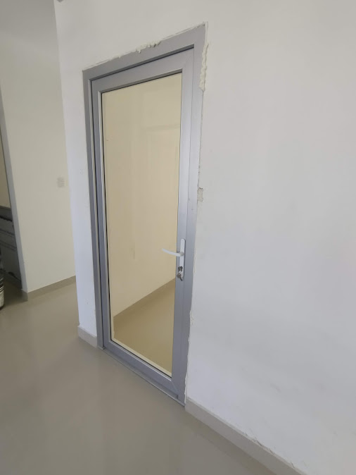 Puerta en PVC con vidrio para área clínica – Laboratorio de Audiometría – Universidad de Sucre