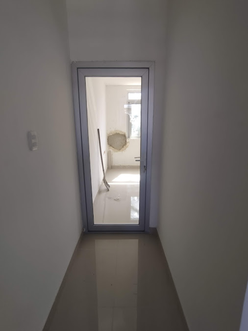 Puerta en PVC con vidrio para área clínica – Laboratorio de Audiometría – Universidad de Sucre