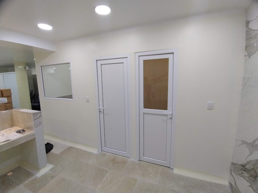Puertas en PVC y ventana interior en consultorio – Clínica Bonadona