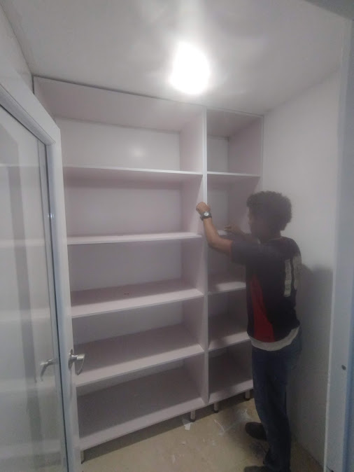 Instalación de estantería y puerta en PVC en área clínica – Adecuaciones hospitalarias