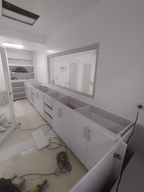 Montaje de mobiliario y ventana interior en PVC en área clínica – Adecuaciones hospitalarias