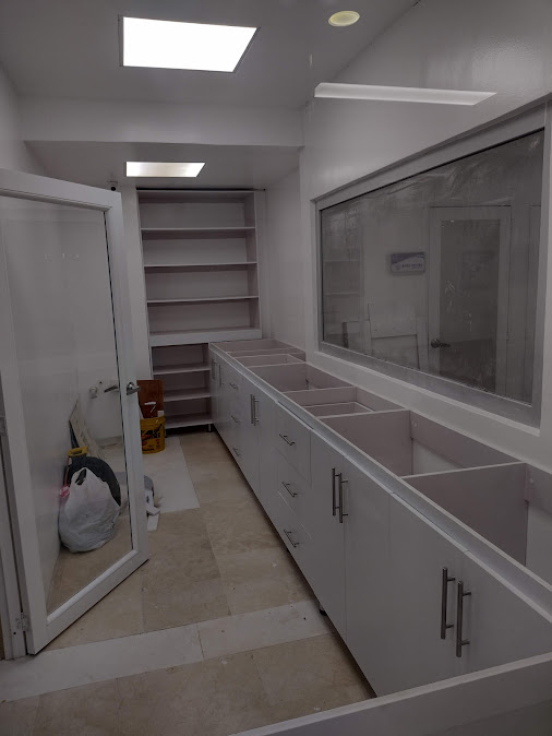 Montaje de mobiliario y ventana interior en PVC en área clínica – Adecuaciones hospitalarias