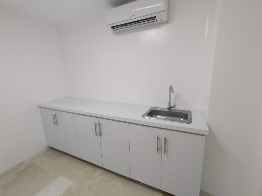 Mueble de lavamanos con gabinetes en PVC para área clínica – Adecuaciones hospitalarias
