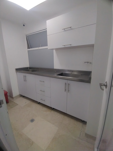 Mueble con lavaplatos y gabinetes en PVC – Mobiliario hospitalario