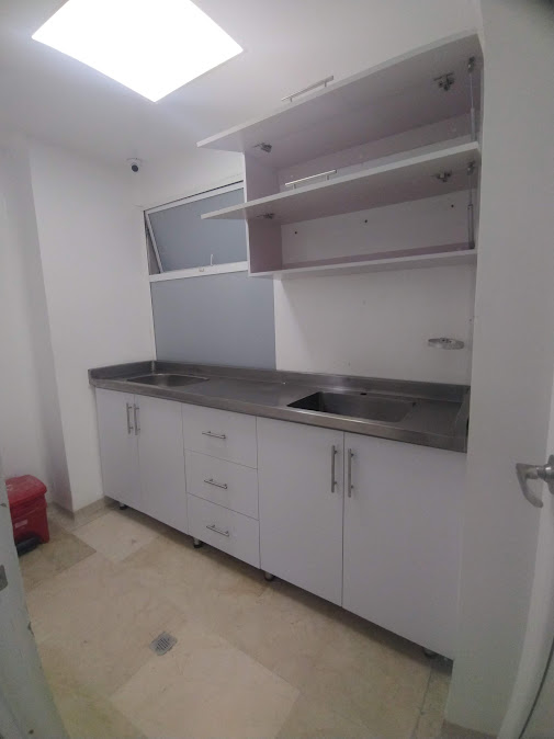 Mueble con mesón y gabinetes superiores en PVC para área clínica – Adecuaciones hospitalarias