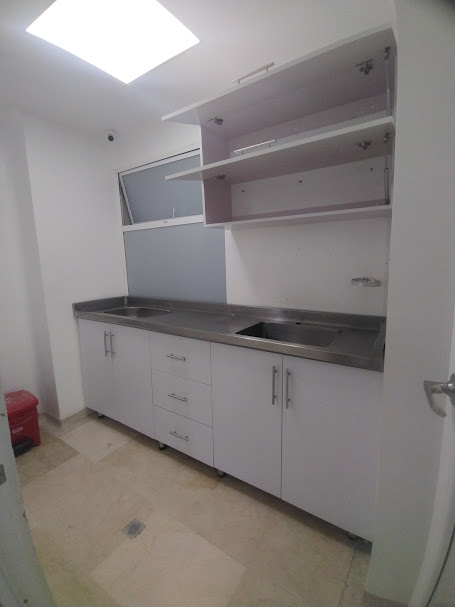 Mueble con mesón y gabinetes superiores en PVC para área clínica – Mobiliario hospitalario