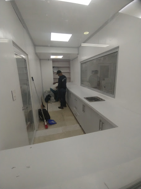 Instalación de mobiliario y ventana interior en PVC – Mobiliario hospitalario