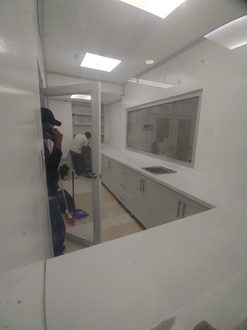 Área clínica con ventana interior en PVC y mobiliario – Adecuaciones hospitalarias