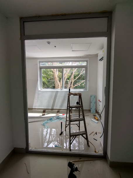 Instalación de ventana en PVC en interior en obra – Laboratorio de Audiometría – Universidad de Sucre