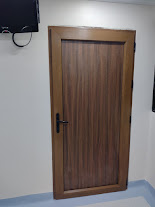 Puerta de habitación hospitalaria en PVC con acabado madera – Clínica Altos de San Vicente
