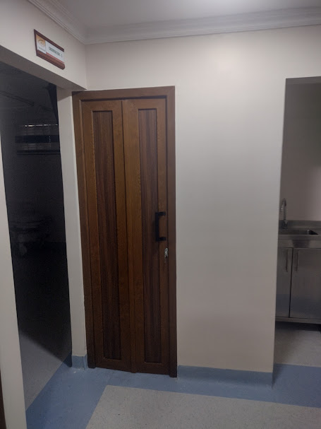 Puerta de habitación hospitalaria en PVC con acabado madera – Clínica Altos de San Vicente