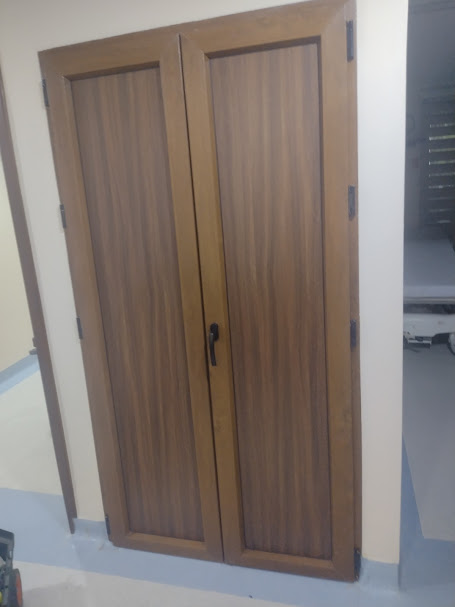 Puerta doble de hospitalización en PVC con acabado madera – Clínica Altos de San Vicente