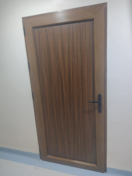 Puerta de habitación hospitalaria en PVC con acabado madera – Clínica Altos de San Vicente