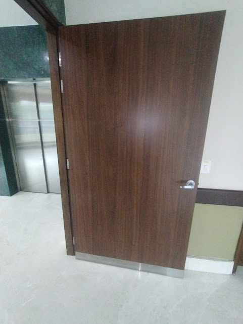 Puerta en PVC con acabado madera en clínica – Clínica Altos de San Vicente