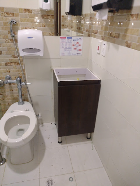 Baño de clínica con mueble de lavamanos en PVC acabado madera – Clínica Altos de San Vicente