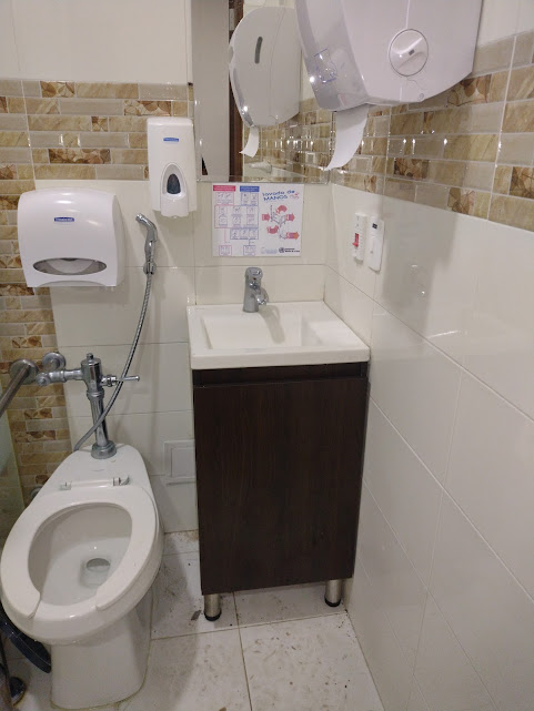 Baño de clínica con mueble de lavamanos en PVC acabado madera – Clínica Altos de San Vicente