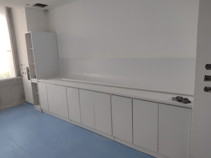 Montaje de laboratorio con acabados y puertas en PVC – Laboratorio de Patología CECAD