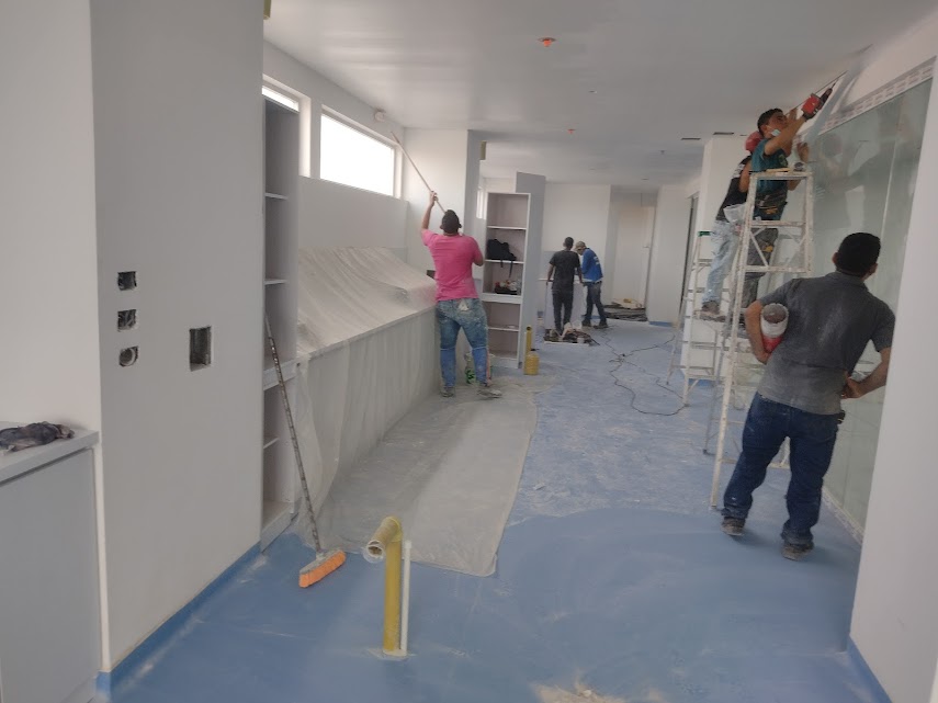 Montaje de laboratorio con acabados y puertas en PVC – Laboratorio de Patología CECAD