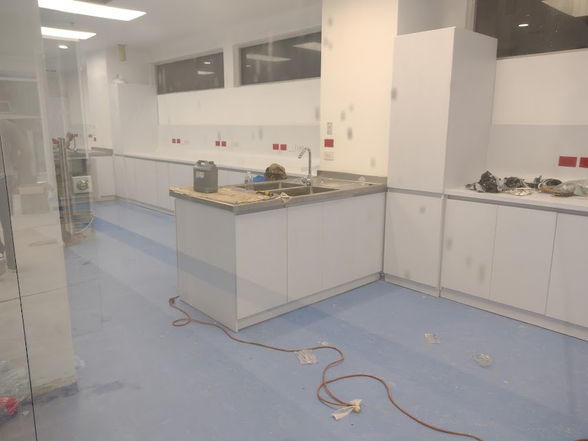 Montaje de laboratorio con acabados y puertas en PVC – Laboratorio de Patología CECAD