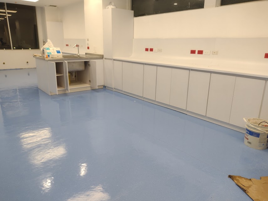 Montaje de laboratorio con acabados y puertas en PVC – Laboratorio de Patología CECAD