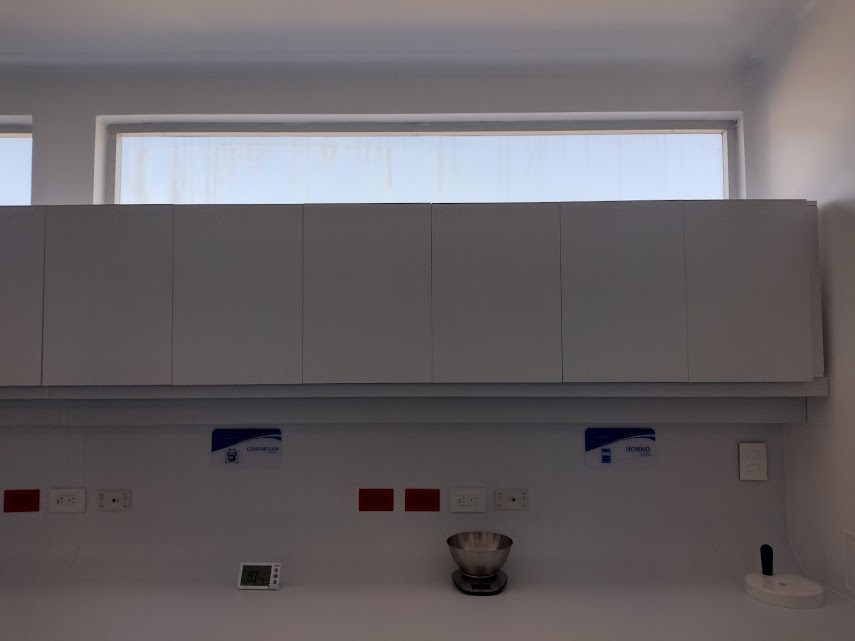 Montaje de laboratorio con acabados y puertas en PVC – Laboratorio de Patología CECAD