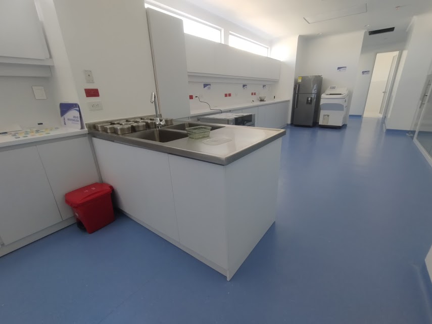Laboratorio de patología con mesones y mobiliario en PVC – Laboratorio de Patología CECAD