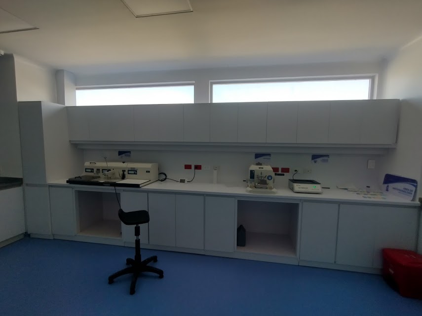 Montaje de laboratorio con acabados y puertas en PVC – Laboratorio de Patología CECAD