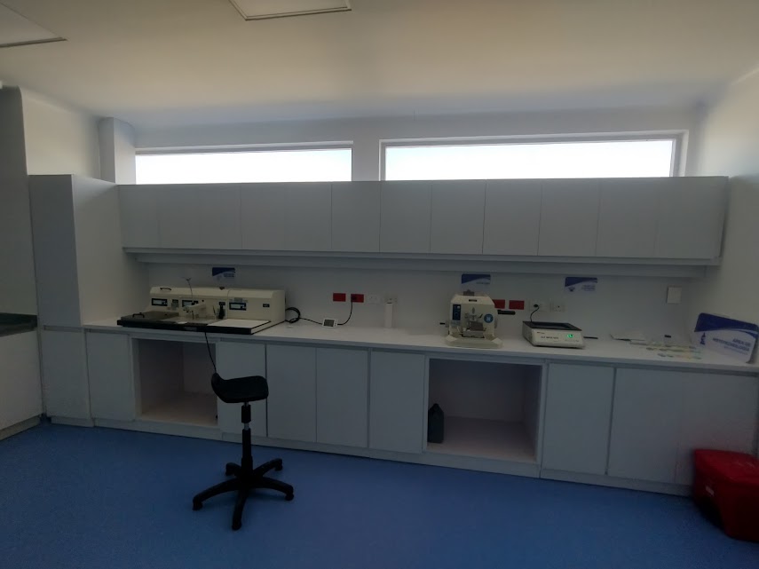 Laboratorio de patología con mesón de trabajo y ventanas en PVC – Laboratorio de Patología CECAD