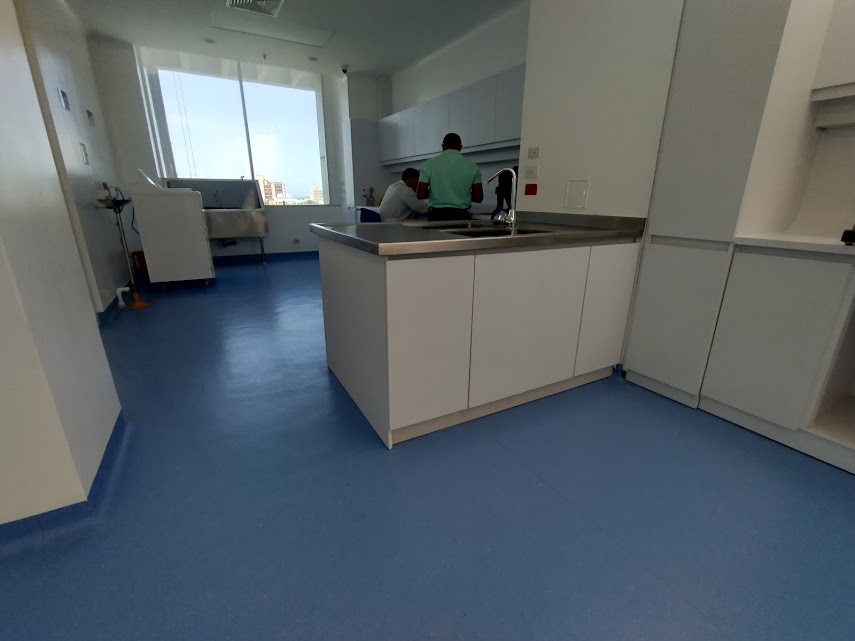 Laboratorio de patología con mesones y mobiliario en PVC – Laboratorio de Patología CECAD