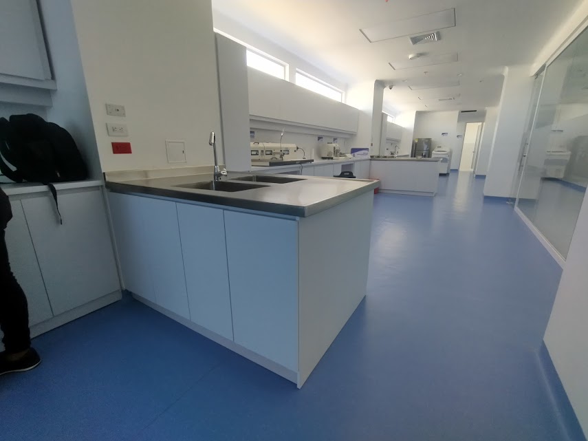 Montaje de laboratorio con acabados y puertas en PVC – Laboratorio de Patología CECAD