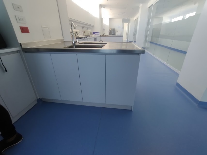 Laboratorio de patología con mesones y mobiliario en PVC – Laboratorio de Patología CECAD
